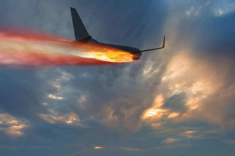 SMRT IM JE BILA PRED OČIMA! POZNATI FUNKCIONERI U ZAPALJENOM AVIONU: Prinudno se prizemljili zbog kvara, a onda je nastao pakao! (FOTO, VIDEO)