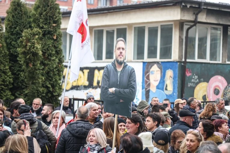 NA BLOKADERSKI PROTEST U NOVOM PAZARU STIGLI BAČULOV, LAZOVIĆ, MILIVOJEVIĆ... Oglasio se gradski odbor SNS iz tog grada! (FOTO)