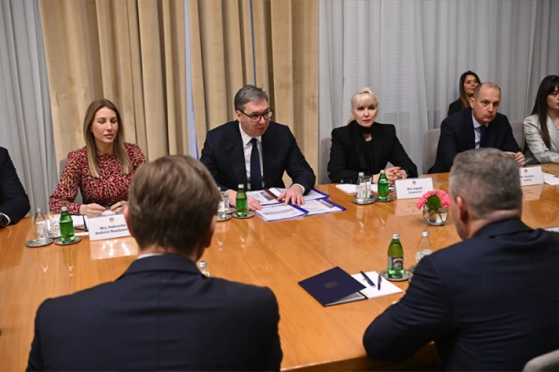 SRBIJA I SLOVAČKA JAČAJU SARADNJU: Vučić i Pelegrini o investicijama, energiji i vojnoj saradnji