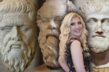 DA LI JE MOGUĆE DA JE OVO IZGOVORILA U PROGRAMU UŽIVO!? Pevačica lupila, pa ostala živa - ČITAVA SRBIJA PUCA OD SMEHA!