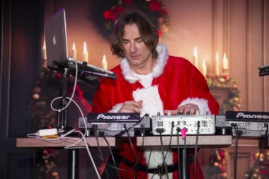 Željko Mitrović u teatru Odeon podelio 1.000 novogodišnjih paketića i koverte s džeparcem! Poklone dobili mališani bez roditeljskog staranja, ali i deca zaposlenih u Pink Media Group!