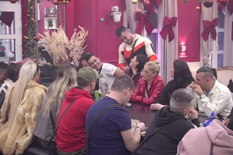 ŠOK NAD ŠOKOVIMA! Viktor pred svima ZAPROSIO Minu! (VIDEO)