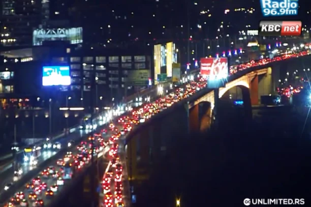 LANČANI SUDAR PET VOZILA NA GAZELI! Saobraćajni kolaps u smeru ka Novom Beogradu!