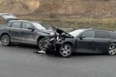 IMA POVREĐENIH! Težak sudar na "Milošu Velikom"! AUTOMOBILI POTPUNO SMRSKANI U PRETICAJNOJ TRACI! (FOTO)
