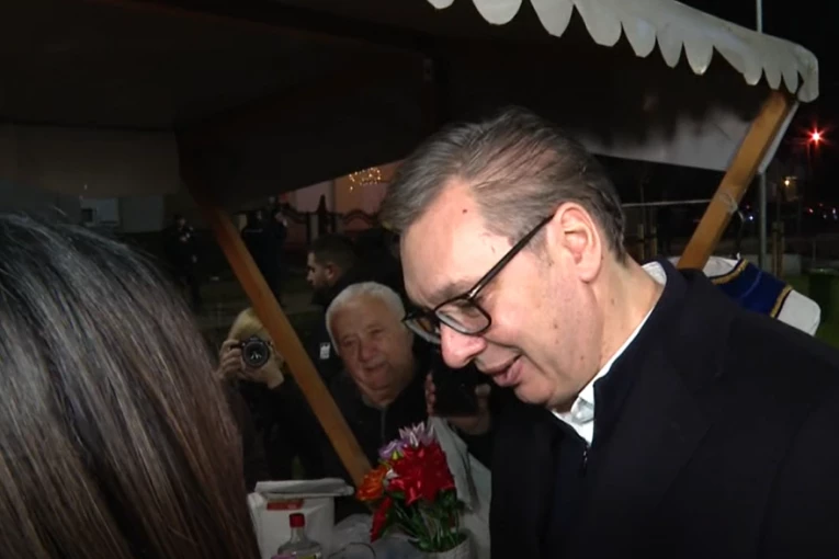 VUČIĆ U PUTINCIMA! Predsednik na svečanom otvaranju sportske hale! NAROD GA DOČEKAO SA PITAMA, VOĆEM...!