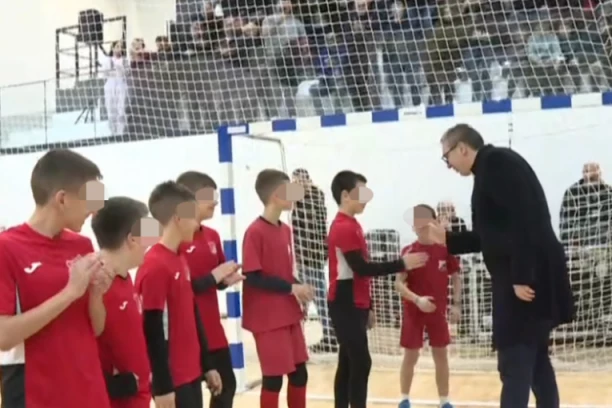 "PENZIONERI ĆE 4. I 5. JANUARA DOBITI NAJVEĆE PENZIJE U ISTORIJI!  Vučić u Putincima na otvaranju sportske hale! ORI SE "ACO, SRBINE"!