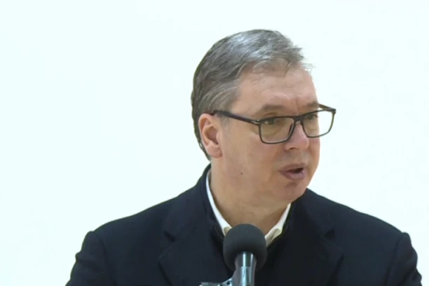 "PENZIONERI ĆE 4. I 5. JANUARA DOBITI NAJVEĆE PENZIJE U ISTORIJI!  Vučić u Putincima na otvaranju sportske hale: "SUDITE PO DELIMA, SLEDEĆA GODINA ODLUČUJUĆA"!