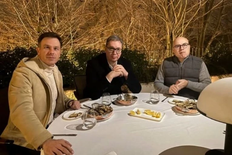 "SINIŠA JE REŠIO DA NAS OBRADUJE IGRICAMA"! Vučić objavio fotografiju sa Malim i Vučevićem: "Ja sam kriv što moraju na minusu da sede" (FOTO)