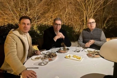 "SINIŠA JE REŠIO DA NAS OBRADUJE GIRICAMA"! Vučić objavio fotografiju sa Malim i Vučevićem: "Ja sam kriv što moraju na minusu da sede" (FOTO)