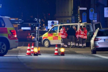 AUTOM ULETEO MEĐU LJUDE NA STANICI, IMA POVREĐENIH! Sudar kod božićnog marketa, vozač izgubio kontrolu, pa GAZIO SUGRAĐANE