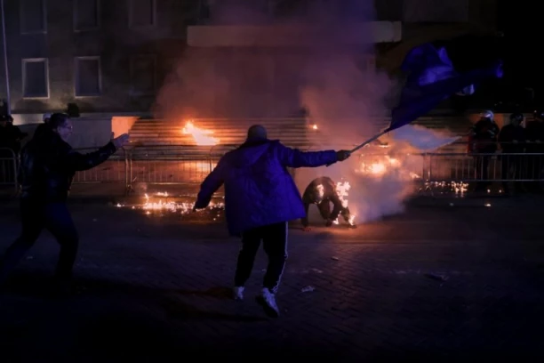 GORI TIRANA, DEMONSTRANTI PROBALI DA ZAPALE KABINET EDIJA RAME! Potpuno ludilo u komšiluku, policija se branila od MOLOTOVLJEVIH KOKTELA (FOTO)