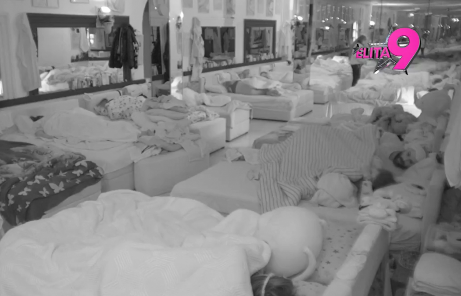 NEZAPAMĆENO IŽIVLJAVANJE POD POKRIVAČEM, LUKA TOTALNO VAN SEBE! Ovako zakucava 14 godina mlađu Anitu nakon pomirenja! (VIDEO)