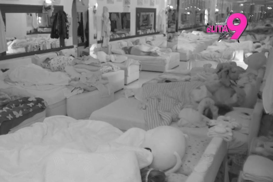 NEZAPAMĆENO IŽIVLJAVANJE POD POKRIVAČEM, LUKA TOTALNO VAN SEBE! Ovako zakucava 14 godina mlađu Anitu nakon pomirenja! (VIDEO)