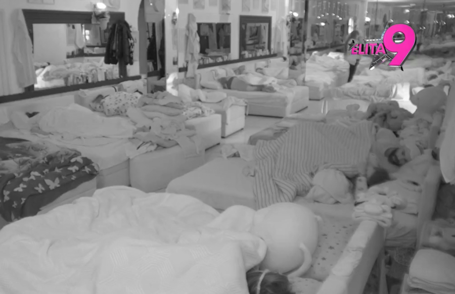 NEZAPAMĆENO IŽIVLJAVANJE POD POKRIVAČEM, LUKA TOTALNO VAN SEBE! Ovako zakucava 14 godina mlađu Anitu nakon pomirenja! (VIDEO)