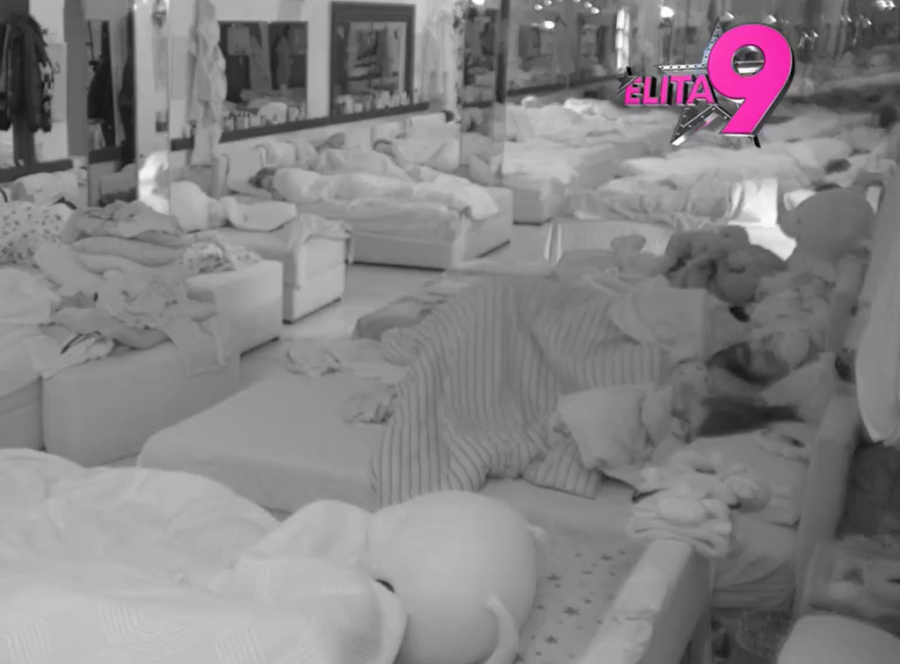 NEZAPAMĆENO IŽIVLJAVANJE POD POKRIVAČEM, LUKA TOTALNO VAN SEBE! Ovako zakucava 14 godina mlađu Anitu nakon pomirenja! (VIDEO)