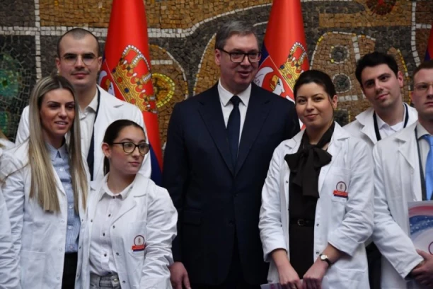 "NASTAVIĆEMO DA POVEĆAVAMO PLATE ZDRAVSTVENIM RADNICIMA!" Vučić doneo odluku koja menja sve: Četvrtina budžeta ide na zdravlje građana! (VIDEO)