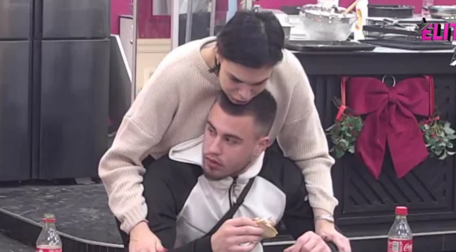 VIKTOR (19) PRAVI MINI DETE: Zaprosio je, pa odmah krenuo u akciju - ne pušta je (VIDEO)