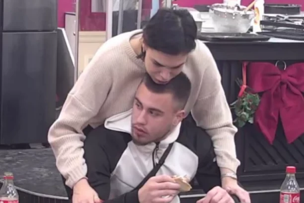 VIKTOR (19) PRAVI MINI DETE: Zaprosio je, pa odmah krenuo u akciju - ne pušta je (VIDEO)