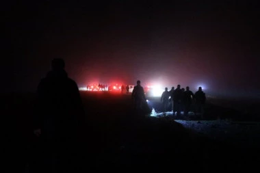 PRVI SNIMCI S MESTA NESREĆE: Spasioci stigli do ostataka aviona u kojem je stradao načelnik generalštaba Libije, delovi letelice razbacani svuda po brdu (FOTO, VIDEO)