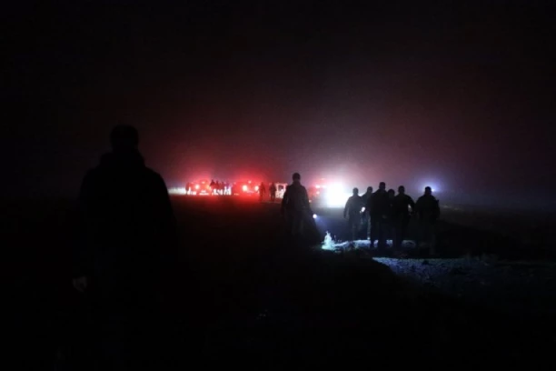 PRVI SNIMCI S MESTA NESREĆE: Spasioci stigli do ostataka aviona u kojem je stradao načelnik generalštaba Libije, delovi letelice razbacani svuda po brdu (FOTO, VIDEO)