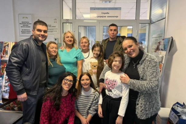 UDRUŽENJE UVEK SA DECOM OBRADOVALO MALIŠANE OBOLELE OD RAKA! Osmesi i praznična atmosfera ispunilo onkologiju u Pasterovoj! (FOTO, VIDEO)