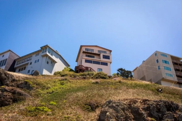 NAREĐENA HITNA EVAKUACIJA STANOVNIKA ZGRADA! Radovi pošli po zlu! Klizište preti da proguta sve pred sobom - STANARI U PANICI!