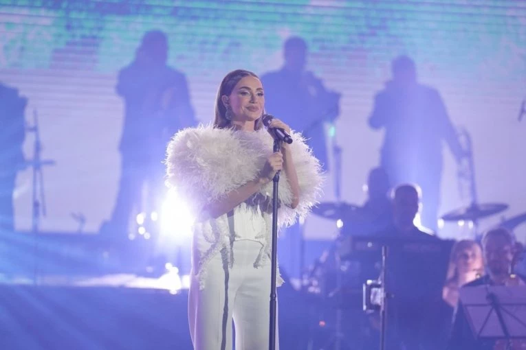 EMINA JAHOVIĆ SE SLOMILA NA SCENI! Pevačica odmah prekinula nastup, PUBLIKA SVE SNIMILA! (VIDEO)