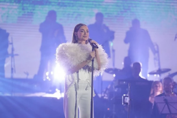 EMINA JAHOVIĆ SE SLOMILA NA SCENI! Pevačica odmah prekinula nastup, PUBLIKA SVE SNIMILA! (VIDEO)