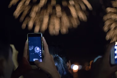 ZAŠTO MOBILNI SIGNAL SLABI TAČNO U PONOĆ: Evo šta se dešava sa mrežom tokom praznika