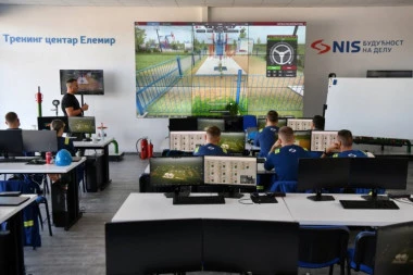 MLADI U SVETU NAFTNE INDUSTRIJE! Studenti iz Beograda i Zrenjanina upoznali rad u NIS-ovim Trening centrima i robotizovanim postrojenjima! (FOTO)