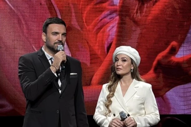 DRAMA NA KONCERTU JELENE TOMAŠEVIĆ! Pevačica vrštala od straha, Ivan ga MOMENTALNO OTRESO O PATOS! (VIDEO)