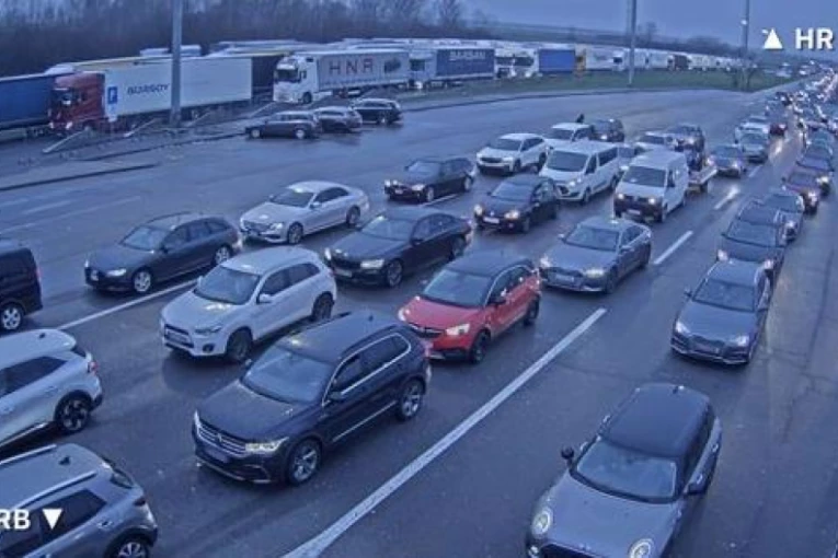 PAKAO NA GRANICI! Hrvati "muče" srpske putnike! Kolone od nekoliko kilometara! ISPOVEST OCA KOJI JE ZAROBLJEN NA GRANICI: "Sa bebom stojimo satima u mestu, neizvesnost nas ubija!" (FOTO)