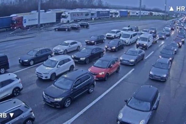 PAKAO NA GRANICI! Hrvati "muče" srpske putnike! Kolone od nekoliko kilometara! ISPOVEST OCA KOJI JE ZAROBLJEN NA GRANICI: "Sa bebom stojimo satima u mestu, neizvesnost nas ubija!" (FOTO)