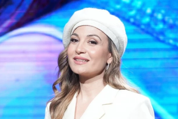 DA LI STE ZNALI DA JE OVAJ PEVAČ ROĐENI BRAT JELENE TOMAŠEVIĆ? Retko ga viđamo u javnosti, evo u kakvim odnosima je sa ZETOM Ivanom Bosiljčićem (FOTO)