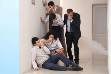 OPŠTI HAOS NA ŠALTERU! Penzioner doneo pare "sa mirisom ormara", banka planula u sekundi! Radnici u šoku bežali od dima!