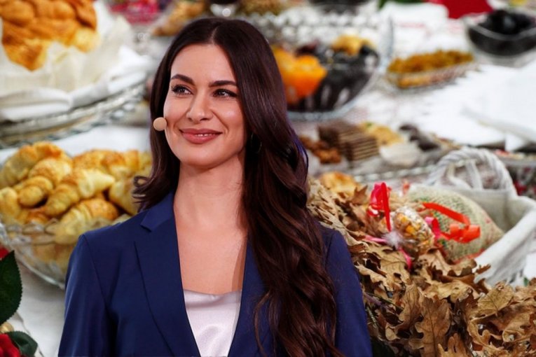 BERIĆETNA TRPEZA TERA VODU NA USTA! Dragana Kosjerina slavi KATOLIČKI BOŽIĆ SA SVEKROM I SVEKRVOM