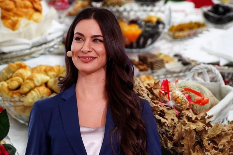 BERIĆETNA TRPEZA TERA VODU NA USTA! Dragana Kosjerina slavi KATOLIČKI BOŽIĆ SA SVEKROM I SVEKRVOM – na stolu OGROMNA POGAČA, muž se javno oglasio!