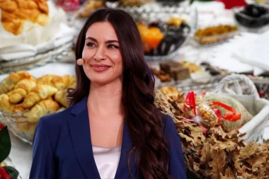 BERIĆETNA TRPEZA TERA VODU NA USTA! Dragana Kosjerina slavi KATOLIČKI BOŽIĆ SA SVEKROM I SVEKRVOM – na stolu OGROMNA POGAČA, muž se javno oglasio!