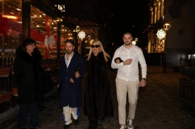 PRVO POJAVLJIVANJE VESNE ZMIJANAC NAKON IZLASKA IZ BOLNICE! Dvojica je pridržavaju! (VIDEO)