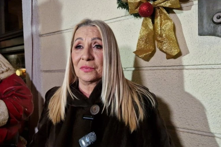 PRVO POJAVLJIVANE VESNE ZMIJANAC NAKON IZLASKA IZ BOLNICE! Pevačica se OGLUŠILA O SAVETE LEKARA - evo u kakvom je stanju! (VIDEO)