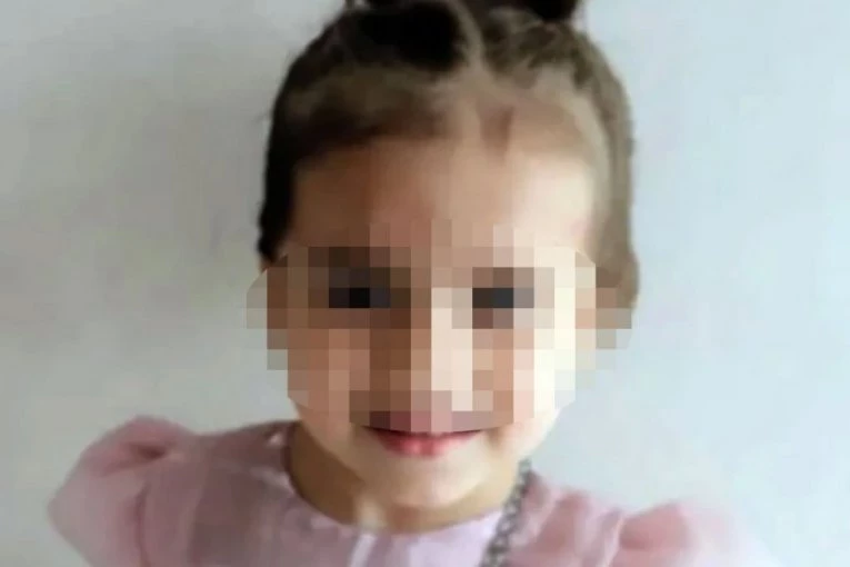 MAJKA JE TRAŽILA PO KUĆ, A ONDA JE USLEDIO KRIK KOJI LEDI KRV! Devojčica se udavila u kanti vode dok je žena obavljala poslove u drugoj sobi!