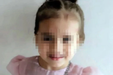 MAJKA JE TRAŽILA PO KUĆI, A ONDA JE USLEDIO KRIK KOJI LEDI KRV! Devojčica se udavila u kanti vode dok je žena obavljala poslove u drugoj sobi!