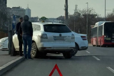 ŽESTOK SUDAR TAKSISTA KOD PANČEVCA! Stvaraju se gužve u saobraćaju! (VIDEO)