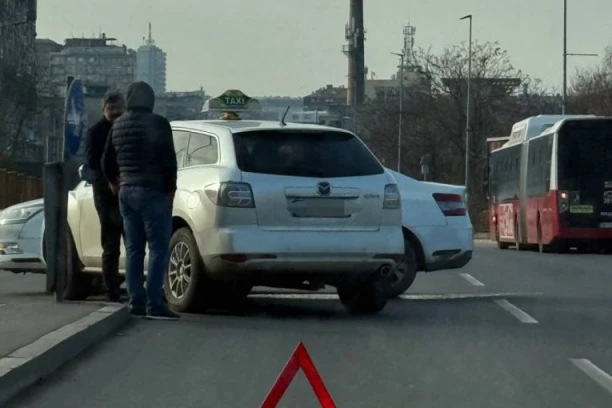 ŽESTOK SUDAR TAKSISTA KOD PANČEVCA! Stvaraju se gužve u saobraćaju! (VIDEO)