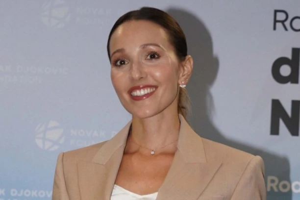 JELENA ĐOKOVIĆ pozirala otkopčanih farmerki,  a za to ima dobar razlog - mreže gore! (FOTO)