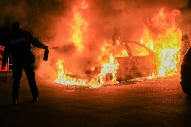 JEZIVA EKSPLOZIJA NA AUTO-PUTU! Lančani sudar čak 50 vozila u snežnom paklu! Vatra kulja iz olupina, IMA I MRTVIH! (VIDEO)