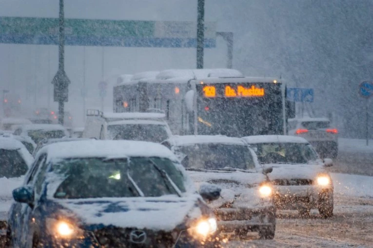 SNEG NAPRAVIO KOLAPS NA AUTO-PUTU! Formirala se kolona duga 20 kilometara!