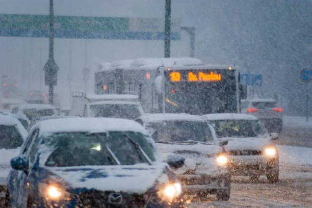 SNEG NAPRAVIO KOLAPS NA AUTO-PUTU! Formirala se kolona duga 20 kilometara!