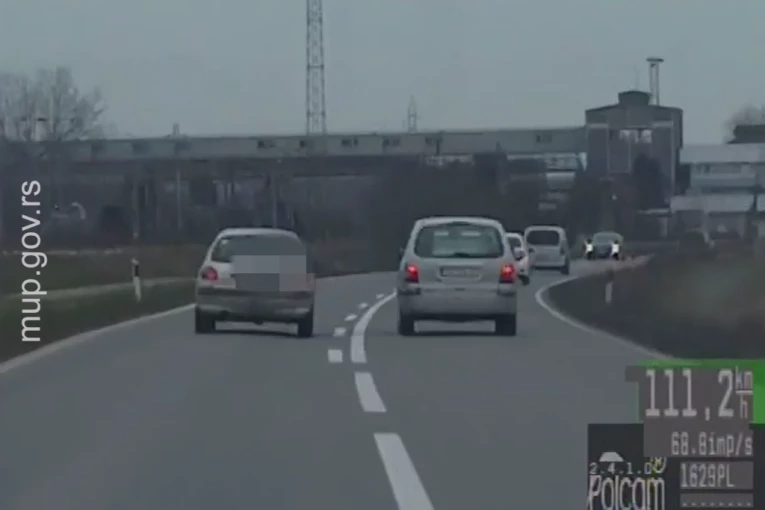 POGLEDAJTE NASILNIČKU VOŽNJU BAHATOG VOZAČA IZ ČAČKA! Pežoom obilazio vozila na punoj i vozio u pijanom stanju! (VIDEO)