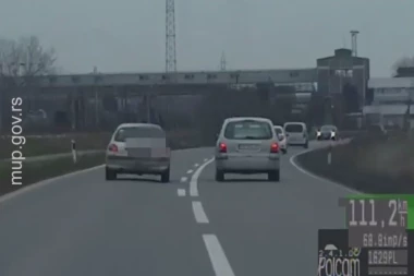 POGLEDAJTE NASILNIČKU VOŽNJU BAHATOG VOZAČA IZ ČAČKA! Pežoom obilazio vozila na punoj i vozio u pijanom stanju! (VIDEO)